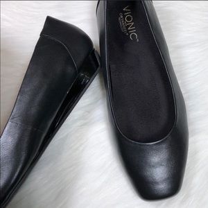 Vionic Black low wedge Sz 8 1/2